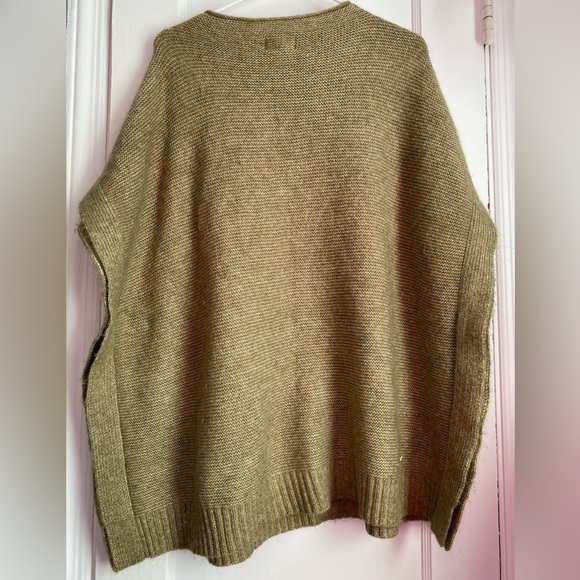 Universal Thread Oversized Short Dolman Sleeves Straight Line Sweater Sz: OSFM - Picture 3 of 7
